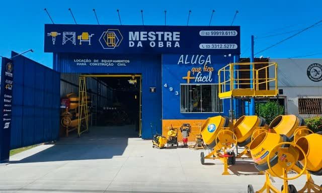 Fachada da loja Mestre da Obra em Bagé com betoneiras no pátio